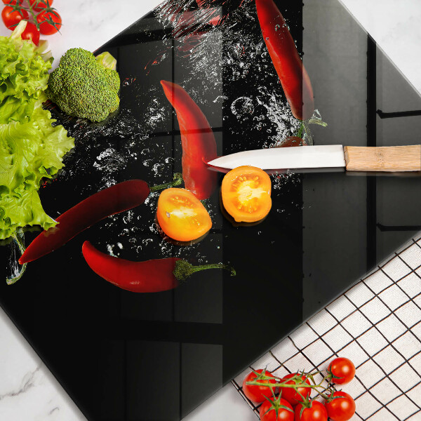 Sklenená doska na krájanie Chilli papričky vo vode