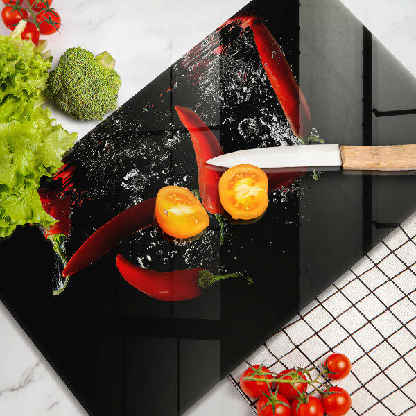 Sklenená doska na krájanie Chilli papričky vo vode