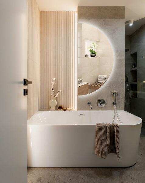 Polkruhové zrkadlo s led na stenu 25x50 cm