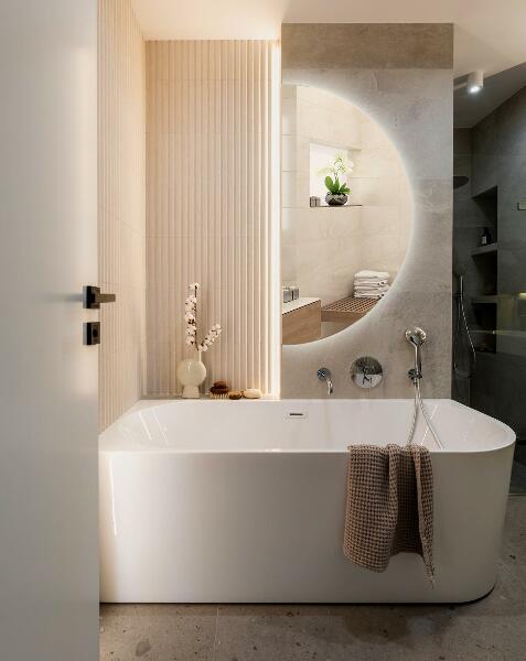 Polkruhové zrkadlo s led na stenu 25x50 cm