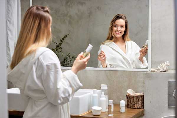 Moderné obdĺžnikové zrkadlo v bielom ráme 60x40 cm