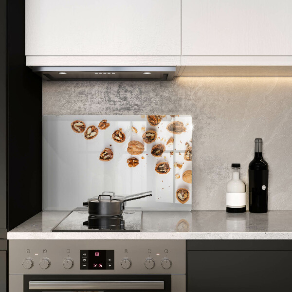 Tvrdené sklo za varnú dosku Orechy na bielom pozadí