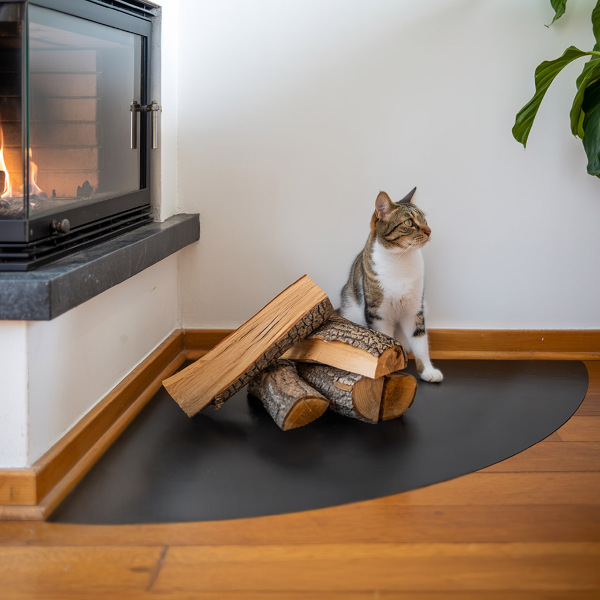 Nehorľavá podložka pred krb z čierneho plechu 100x100 cm