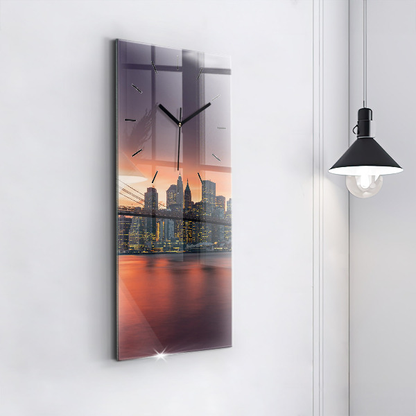 Vertikálne hodiny East River v New Yorku