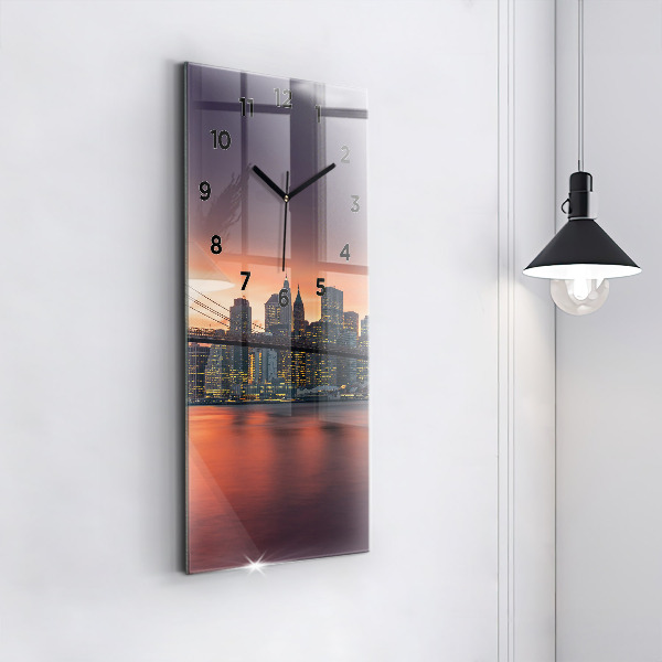 Vertikálne hodiny East River v New Yorku