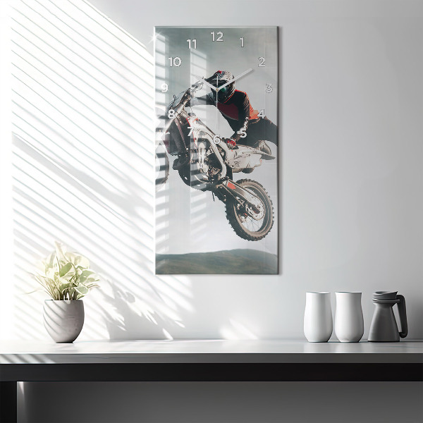 Vertikálne hodiny Adrenalín v motoristickom štýle