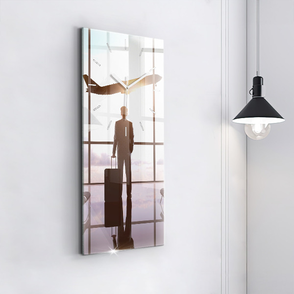 Vertikálne hodiny Muž na letisku