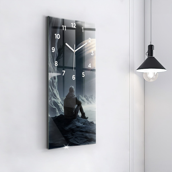 Vertikálne hodiny Muž na pozadí mesiaca