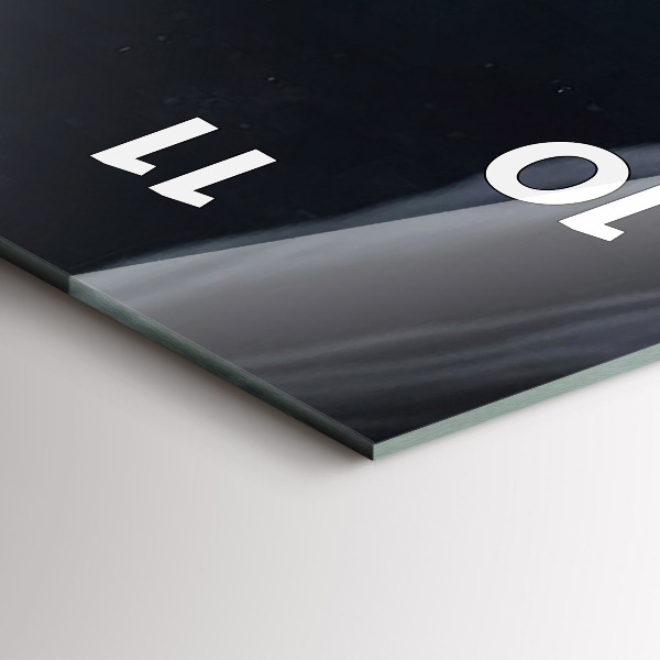 Vertikálne hodiny Muž na pozadí mesiaca