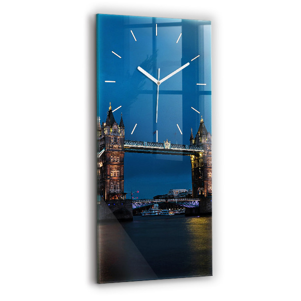 Vertikálne hodiny Tower Bridge v noci v Londýne
