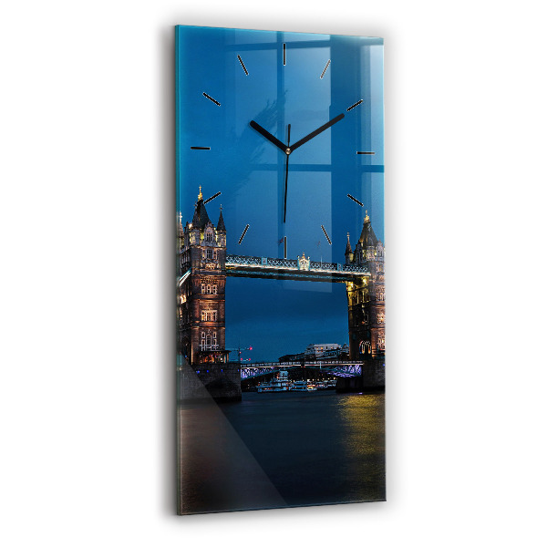 Vertikálne hodiny Tower Bridge v noci v Londýne