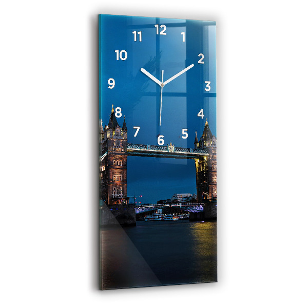 Vertikálne hodiny Tower Bridge v noci v Londýne