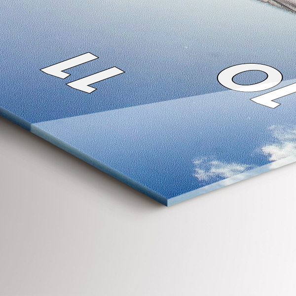 Vertikálne hodiny Poľská vlajka proti oblohe