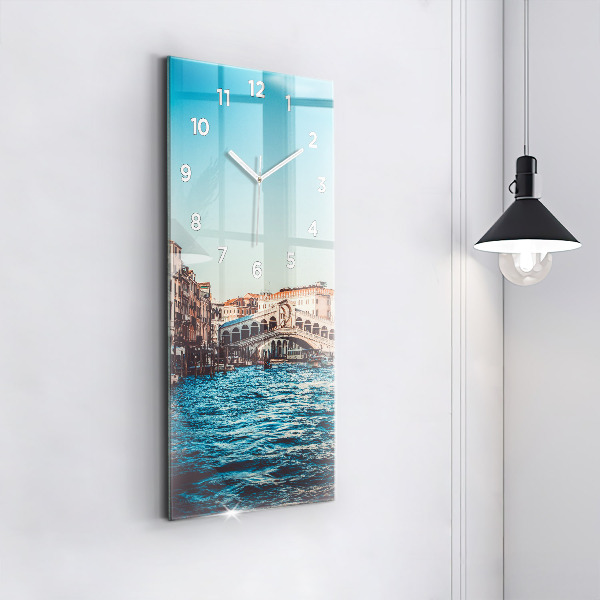 Vertikálne hodiny Most Rialto v Benátkach