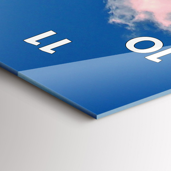 Vertikálne hodiny Hory pod modrou oblohou