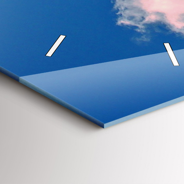 Vertikálne hodiny Hory pod modrou oblohou