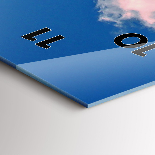 Vertikálne hodiny Hory pod modrou oblohou