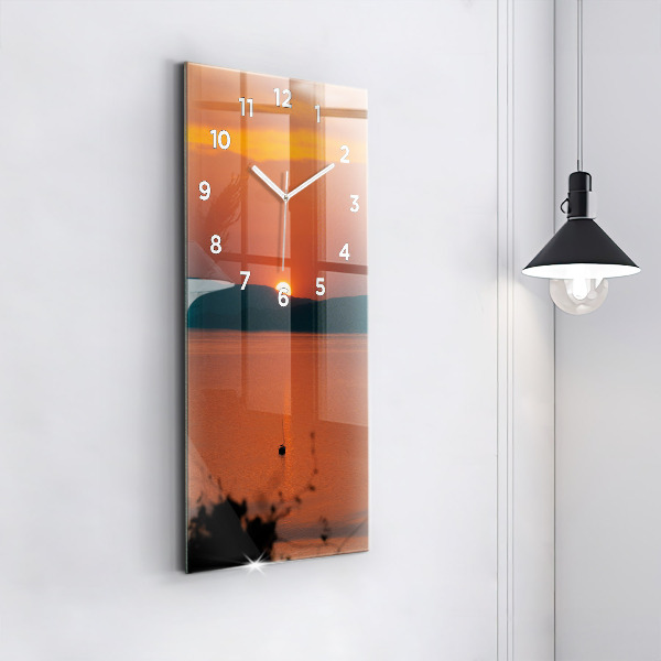 Vertikálne hodiny Balaton vo večerných hodinách