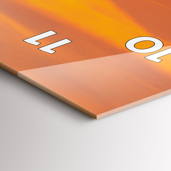 Vertikálne hodiny Balaton vo večerných hodinách