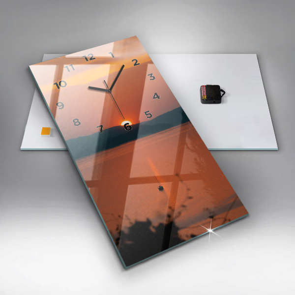 Vertikálne hodiny Balaton vo večerných hodinách