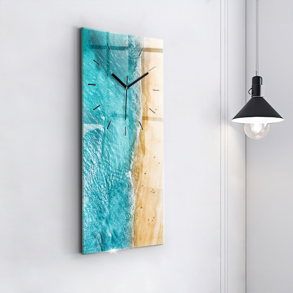 Vertikálne hodiny Ľudia na morskej pláži