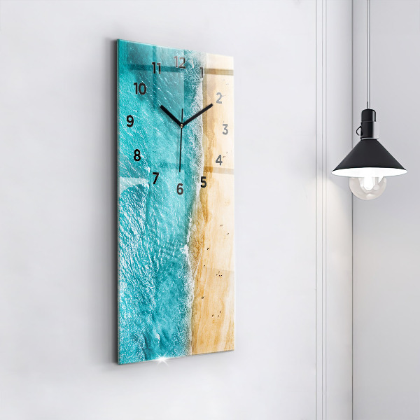 Vertikálne hodiny Ľudia na morskej pláži