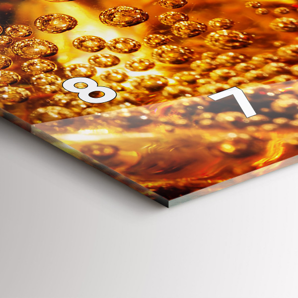 Horizontálne hodiny Detailný záber na nápoj