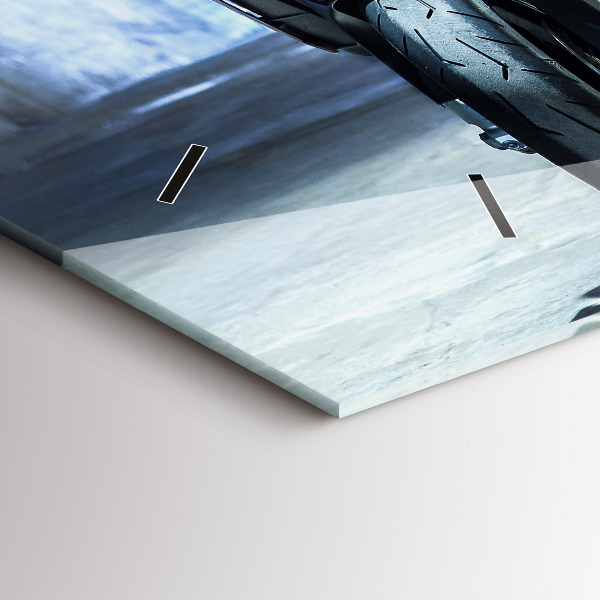 Horizontálne hodiny Motorka v uličke