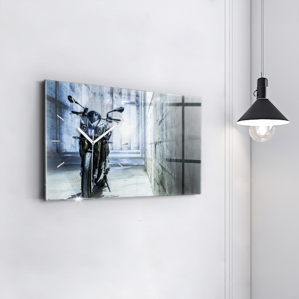 Horizontálne hodiny Motorka v uličke