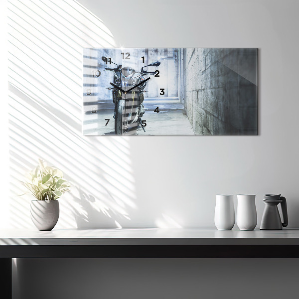 Horizontálne hodiny Motorka v uličke