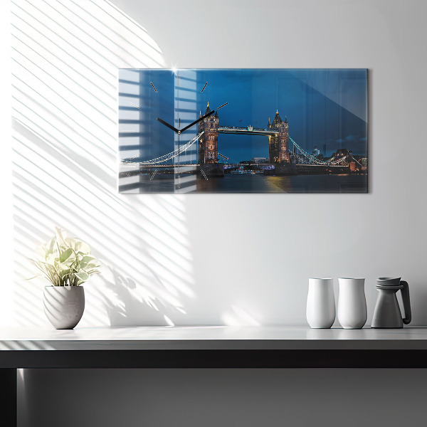 Horizontálne hodiny Tower Bridge v noci v Londýne