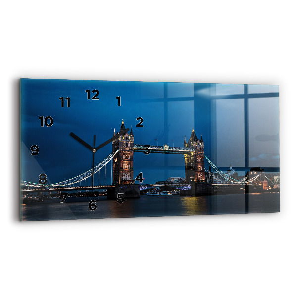 Horizontálne hodiny Tower Bridge v noci v Londýne