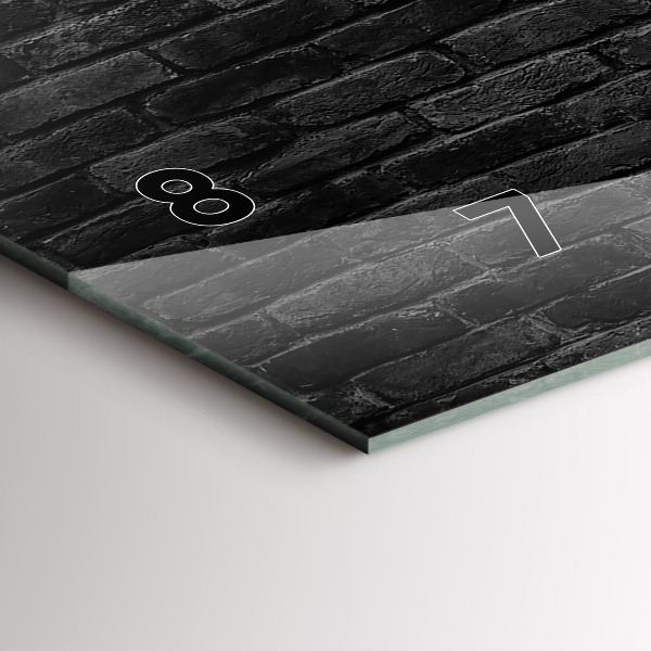 Horizontálne hodiny Tmavá tehlová stena