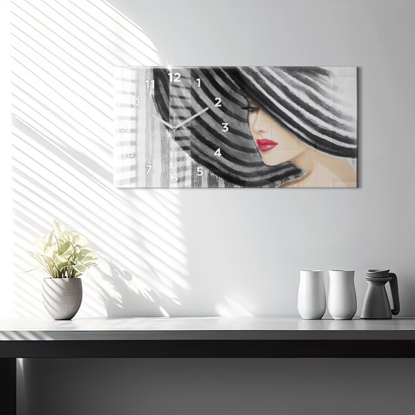 Horizontálne hodiny Žena v čiernej a bielej