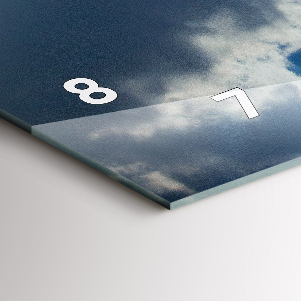 Horizontálne hodiny Poľská vlajka proti oblohe