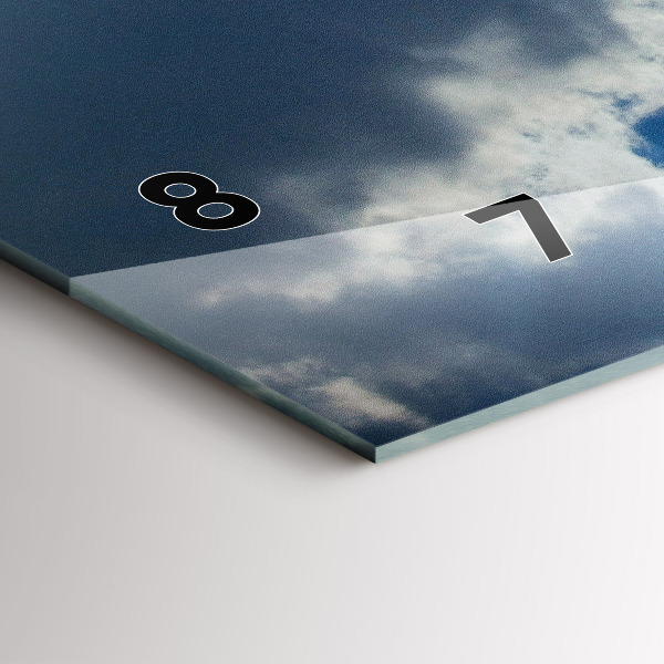 Horizontálne hodiny Poľská vlajka proti oblohe