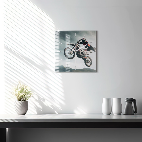 Štvorcové hodiny Adrenalín v motoristickom štýle