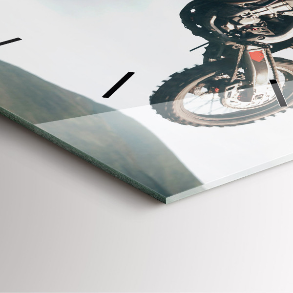 Štvorcové hodiny Adrenalín v motoristickom štýle