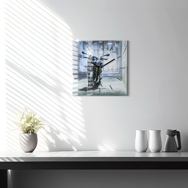 Štvorcové hodiny Motorka v uličke