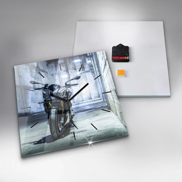 Štvorcové hodiny Motorka v uličke