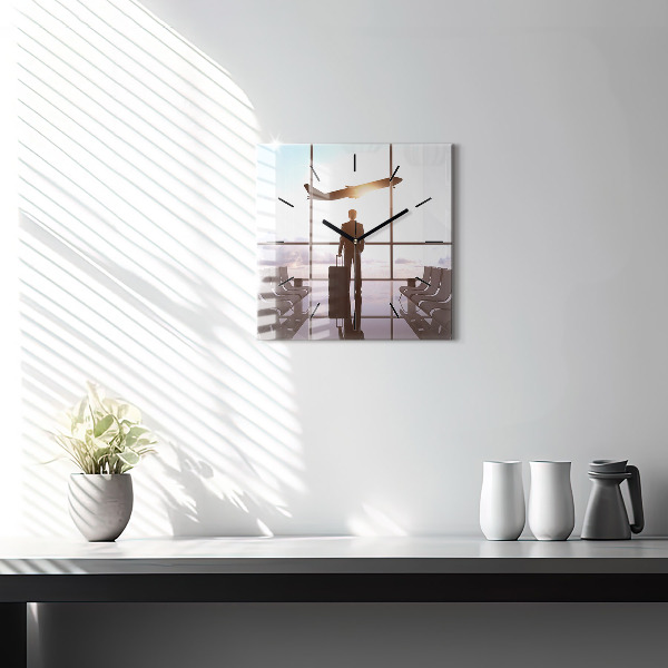 Štvorcové hodiny Muž na letisku