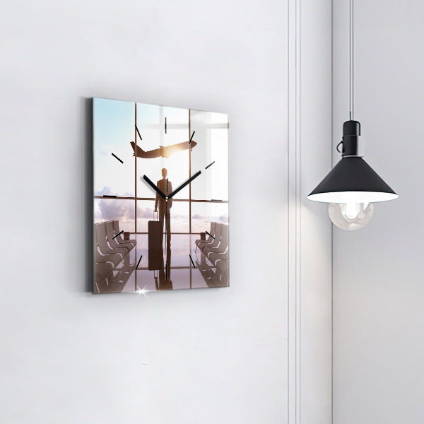 Štvorcové hodiny Muž na letisku