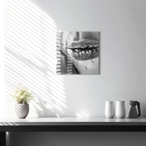 Štvorcové hodiny Ženské ústa