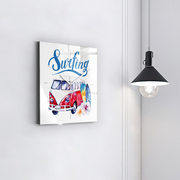 Štvorcové hodiny Auto a nápis Surfing