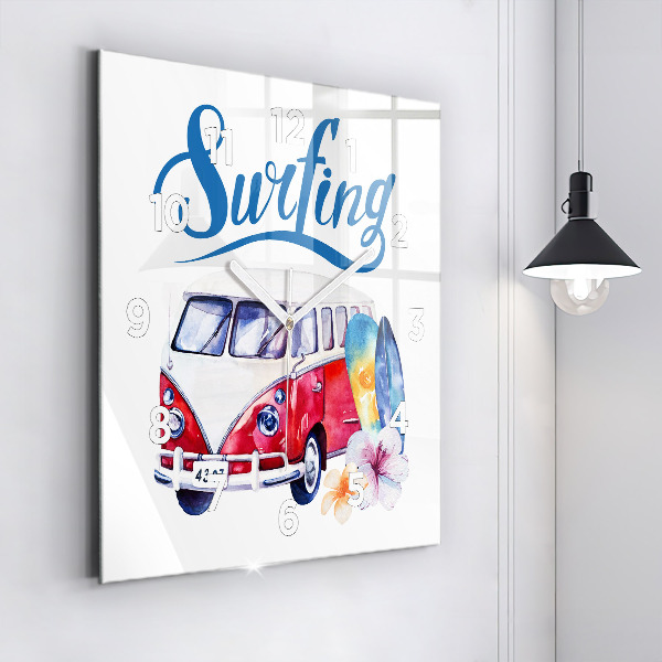 Štvorcové hodiny Auto a nápis Surfing