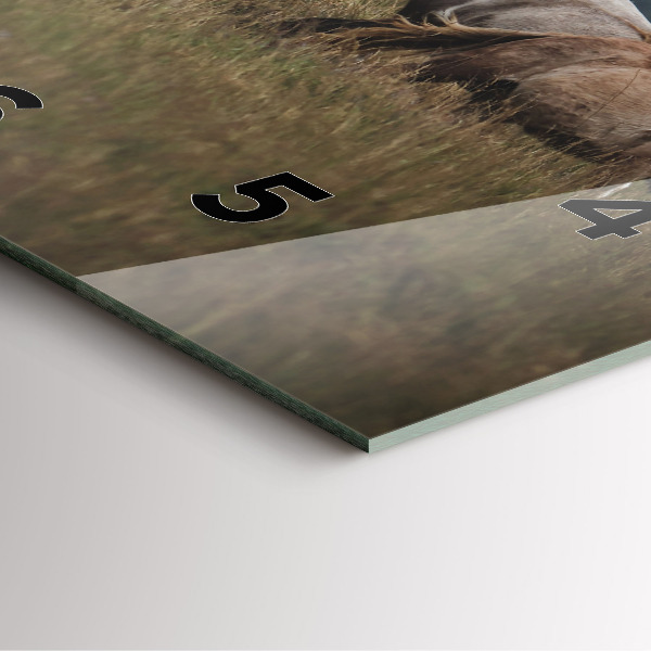 Štvorcové hodiny Kone v cvale