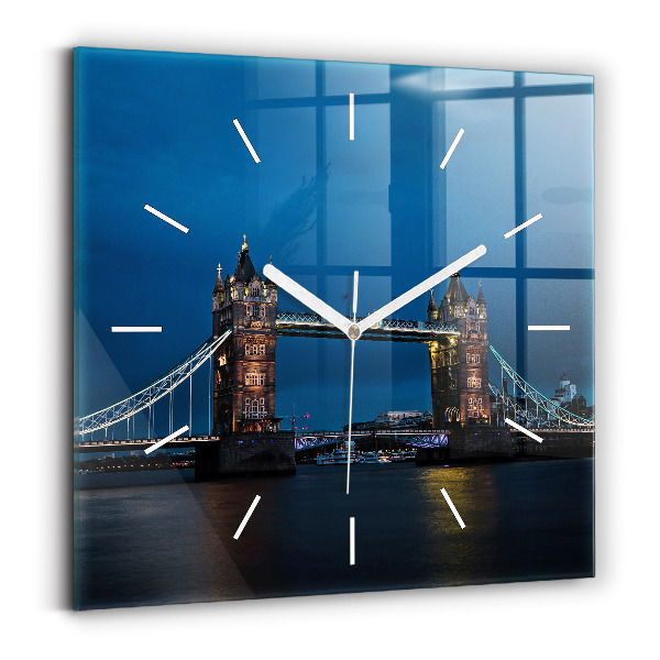 Štvorcové hodiny Tower Bridge v noci v Londýne