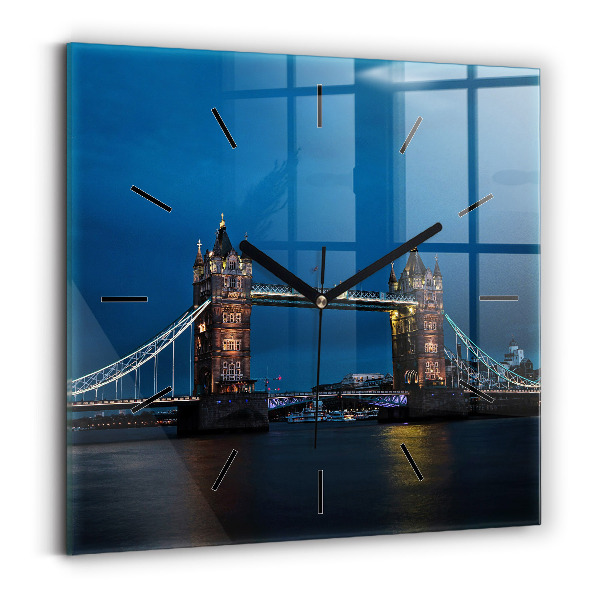 Štvorcové hodiny Tower Bridge v noci v Londýne