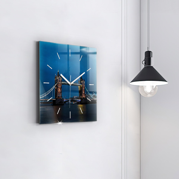 Štvorcové hodiny Tower Bridge v noci v Londýne