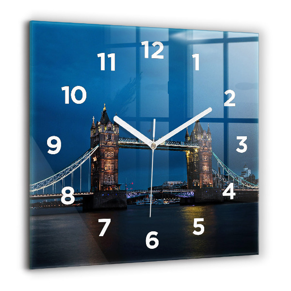 Štvorcové hodiny Tower Bridge v noci v Londýne